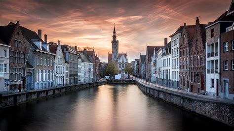 In Bruges, Belçika'da Gizemli Bir Cinayet ve Kara Mizahla Dolu Bir Yolculuk!